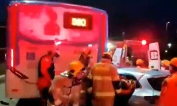 Bombeiros retiram vítima em estado grave das ferragens após colisão na EPTG