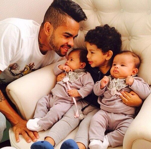 Agora, ele ainda tem duas irmãs Rafaella e Sophia 