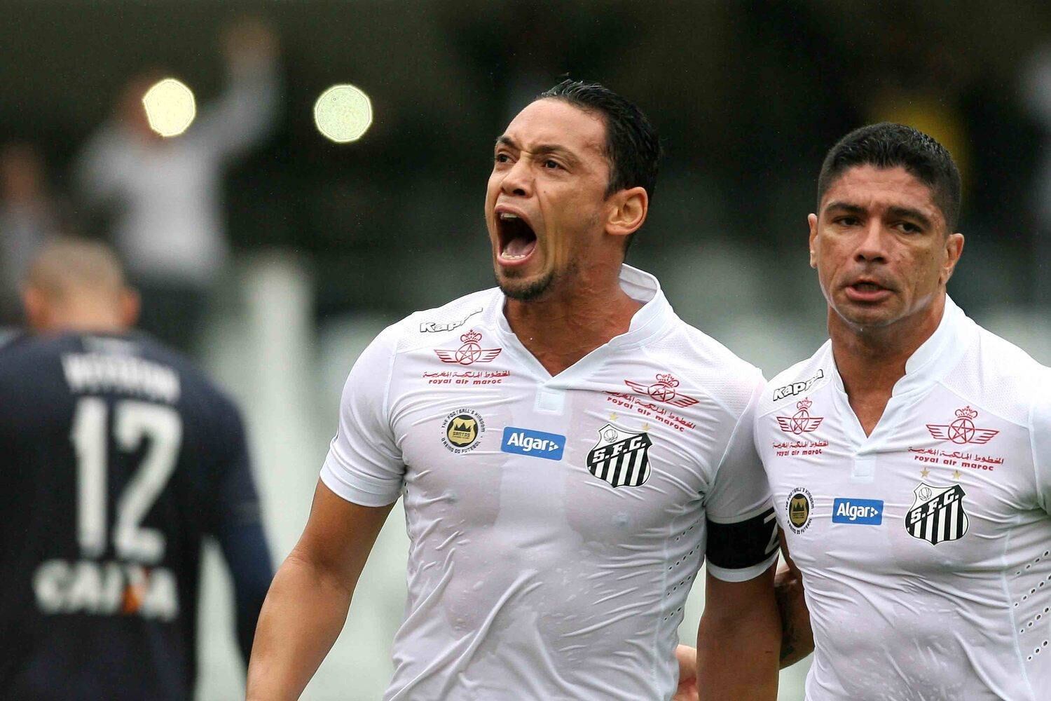 A rodada ainda conta com um duelo direto por uma vaga na Libertadores. Na Vila Belmiro, o Santos receberá a equipe do Fluminense, que segue em ascensão vindo de três vitórias seguidas no Campeonato Brasileiro. O jogo está marcado para às 21h