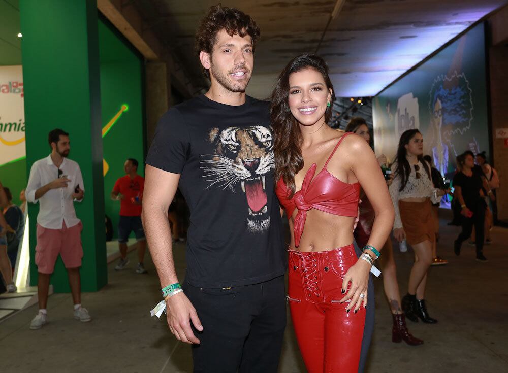Mariana Rios exibiu o corpo definido com um look vermelho e levou o namorado para assistir aos shows com ela 