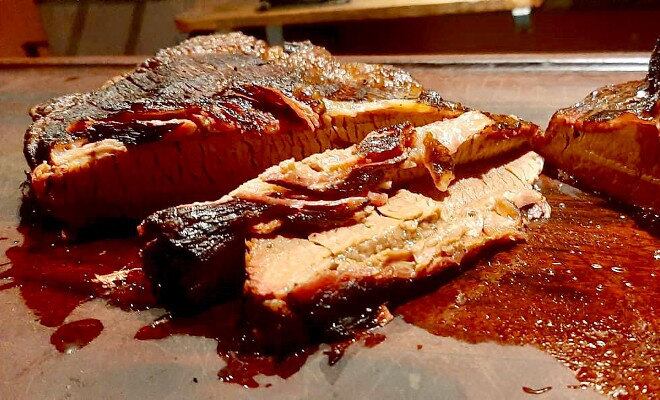 O resultado, depois de horas de calor e fumaça, é uma carne que fica bastante macia e suculenta