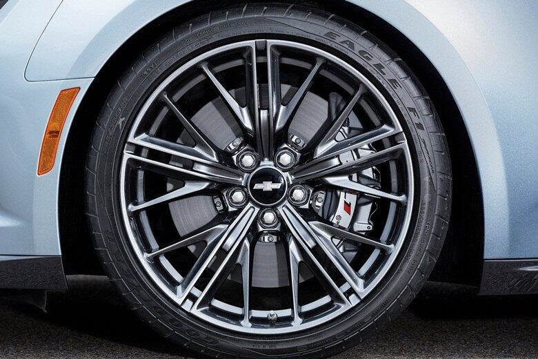 Os freios são da italiana Brembo, com pinças enormes, seis pistões na
frente e quatro atrás. O parrudo 6.2 V8 de 649 cv vem emprestado do Corvette Z06. Seu torque máximo de 88,5 kgfm é equivalente ao de um caminhão