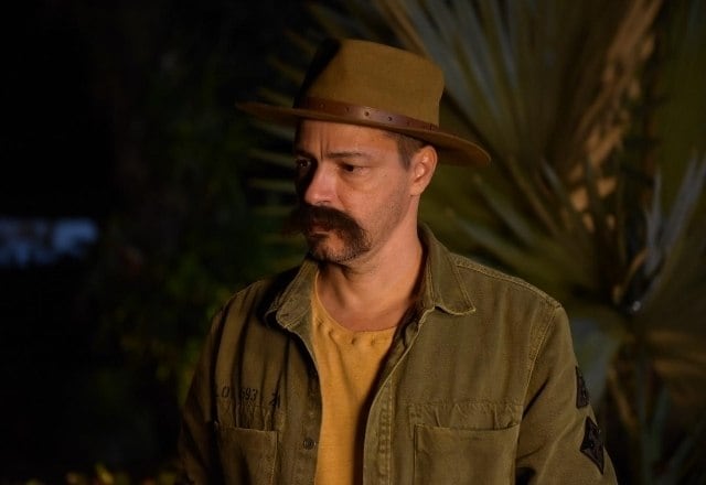 Temendo ter de dividir sua herança com uma irmã bastarda abandonada na infância, Tobias encomenda sua morte antes que o pai a encontre. A tarefa de matar Angélica, a Poderosa, fica por conta de Bernardo, o chefe da segurança da Bras Talentos Esportivos. Até o momento, o vilão já somou cinco tentativas de homicídio contra a garota de programa e sua amiga, Furacão. Relembre as cenas em Amor Sem Igual 