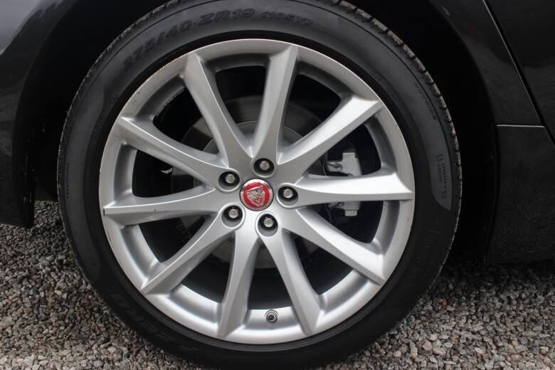 Modelo vem calçado com rodas de liga leve de 19 polegadas