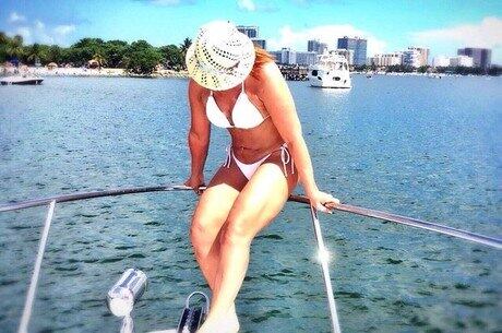 Zilu Godoy: socialite mostrou o corpão em lancha