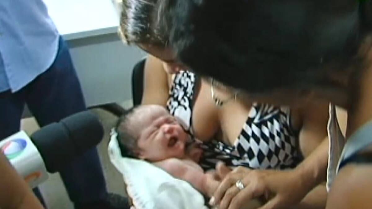 A polícia conseguiu encontrar o bebê de apenas quatro dias que foi levado de dentro de casa no município de Santa Maria, no agreste do do Rio Grande do Norte. Segundo depoimento da mãe, uma amiga se ofereceu para dormir com ela na desculpa de ajudar no pós-parto. Durante a madrugada, a suspeita fugiu com a criança. Ela foi presa e confessou o crime