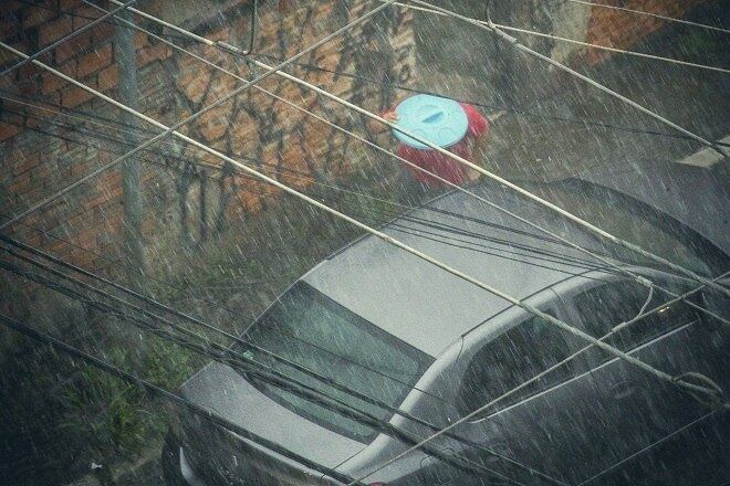 A forte chuva que atinge a cidade de São Paulo na tarde desta segunda-feira (19) provocou pelo menos seis pontos de alagamento e deixou toda a capital paulista em estado de atenção