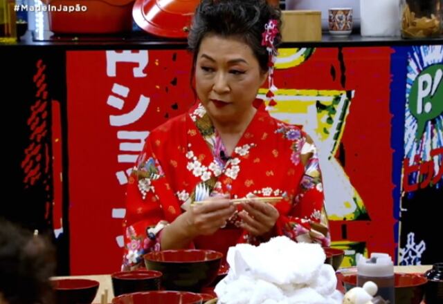 A Mama também alertou sobre o uso correto do hashi, aquelas varetas utilizadas como talheres e disse para jamais conversar segurando ou apontando o hashi para alguém. "É feio", repreendeu.
