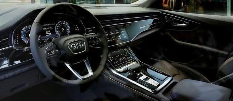 Interior sóbrio com linhas retas que exibem com elegância as tecnologias presentes no Q8