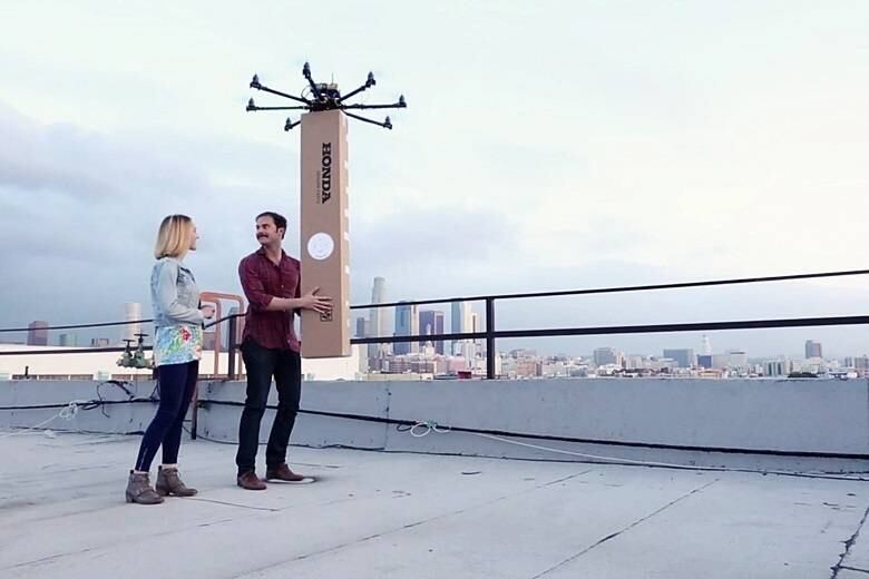 Logo no início do vídeo, uma caixa chega carregada por um drone — dando indício de que se trata de uma brincadeira

Saiba tudo sobre carros! Acesse R7.com/carros