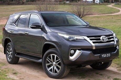 Faróis têm iluminação bi-LED que integra luzes alta e baixa