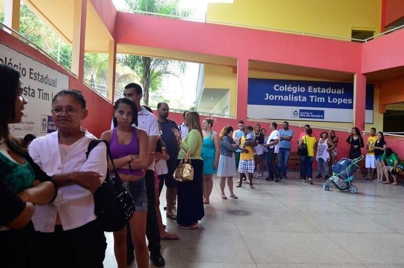 Eleitores fizeram fila no Colégio Estadual Tim Lopes, no Complexo do Alemão, na zona norte do Rio. Leia mais