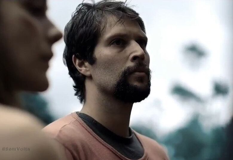 Por outro lado, por conta do peso dos montanhistas, a corda acaba caindo penhasco abaixo e Sapo fica sozinho do lado aposto do que os outros conseguiram chegar. Qual será o destino dele e dos demais? Fique ligado nas emoções de Sem Volta!