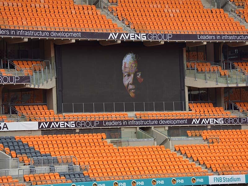 Um retrato de Nelson Mandela é exibido em uam tela gigante no estádio de Soccer City, em Joanesburgo, durante parte das atividades do funeral do ex-presidente da África do Sul, morto na última quinta-feira (5) 
