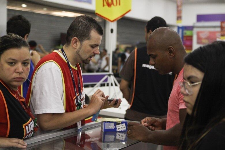 O superintendente do Serasa Consumidor, Júlio Leandro, alerta que, em
alguns casos, os consumidores nem pagaram a fatura do cartão de crédito
referente a dezembro. Por isso, a palavra de ordem é cautela