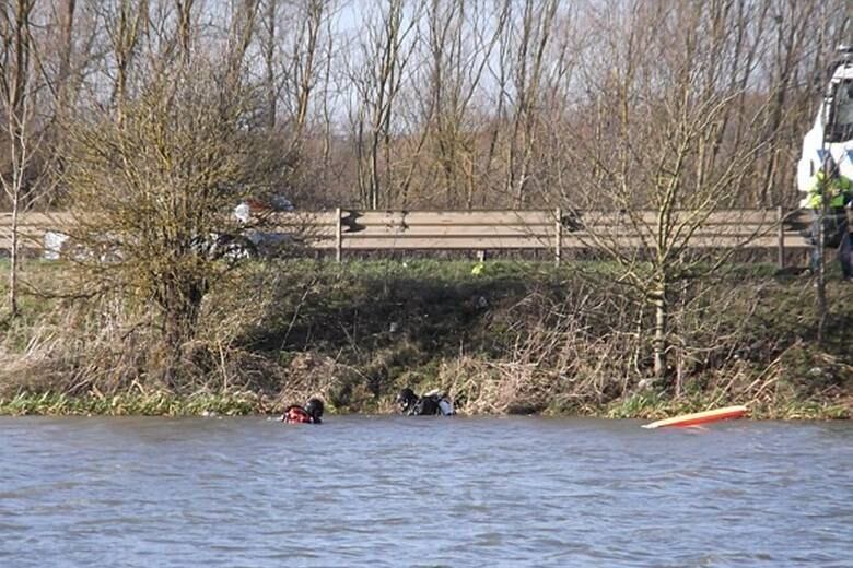 Testemunhas disseram que o condutor dirigia em alta
velocidade por uma estrada em Northamptonshire, condado da Inglaterra