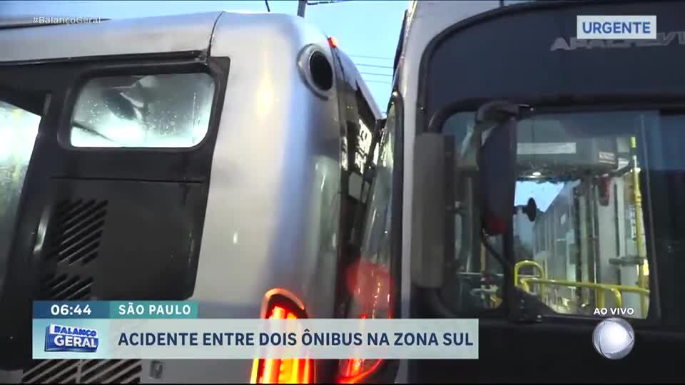 Ônibus se envolvem em acidente na Estrada do M'Boi Mirim, zona sul de São Paulo