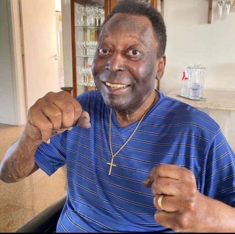 Pelé já vinha enfrentando sucessivas internações e uma árdua batalha contra o câncer há algum tempo. E antes do câncer, Pelé vinha sofrendo outras complicações. Há oito anos, uma bateria de exames revelou a presença de um cálculo renal no ex-jogador.