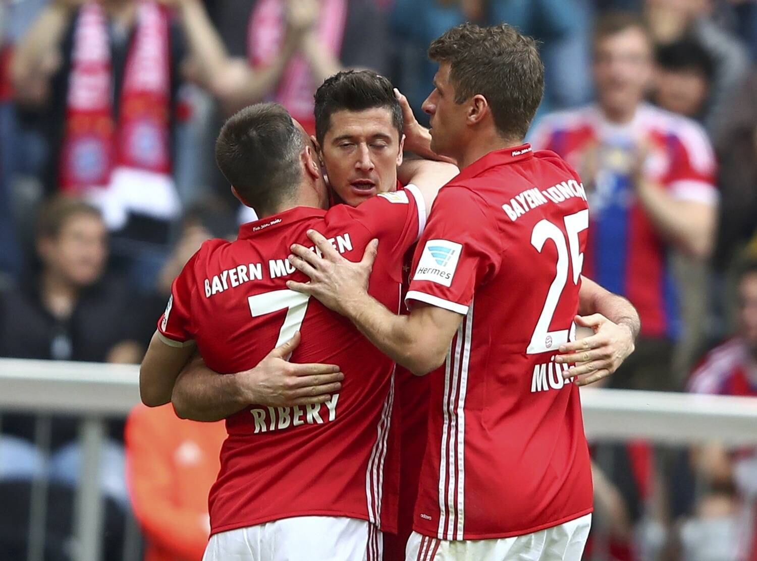 Com uma exibição de gala de Robert Lewandowski, o Bayern de Munique não tomou conhecimento do Augsburg em casa. O líder do Campeonato Alemão manteve sua grande vantagem na ponta ao golear o rival por 6 a 0, com três gols do atacante polonês. Thiago Alcântara, filho do brasileiro Mazinho, também balançou as redes na partida e brilhou ainda com assistência e bola na trave
