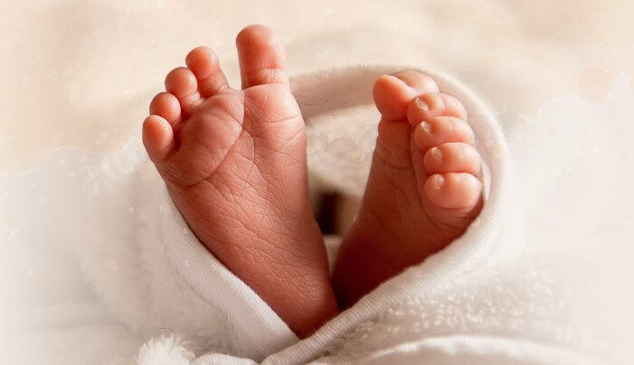 2. Como inicio o processo e adoção?
Os interessados devem procurar a Vara de Infância e da Juventude da sua região, levando os originais, além de uma cópia simples ou autenticada, dos documentos listados abaixo:
- Documento de Identidade;
- CPF;
- Certidão de casamento ou de nascimento, se solteiro, ambos de expedição recente;
- Comprovante de residência (conta de água, luz, telefone);
- Comprovante de rendimentos ou documento comprobatório equivalente;
- Atestado ou declaração médica de sanidade física e mental;
- Fotografia do(s) pretendente(s);
- Atestado de antecedentes criminais.
