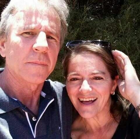 De acordo com a Polícia Militar, o suspeito chamou os bombeiros
informando que a casa havia sido incendiada após ser invadida. Quando as
equipes chegaram ao local e encontraram as vítimas mortas, acionaram a PM. Ao
lado do corpo do pai do suspeito, encontrado na sala, havia uma machadinha. A mãe estava no banheiro. Leonardo tinha um pequeno
corte na perna e afirmou que uma pessoa havia pulado no quintal, esfaqueado
todos e depois incendiado o carro da família