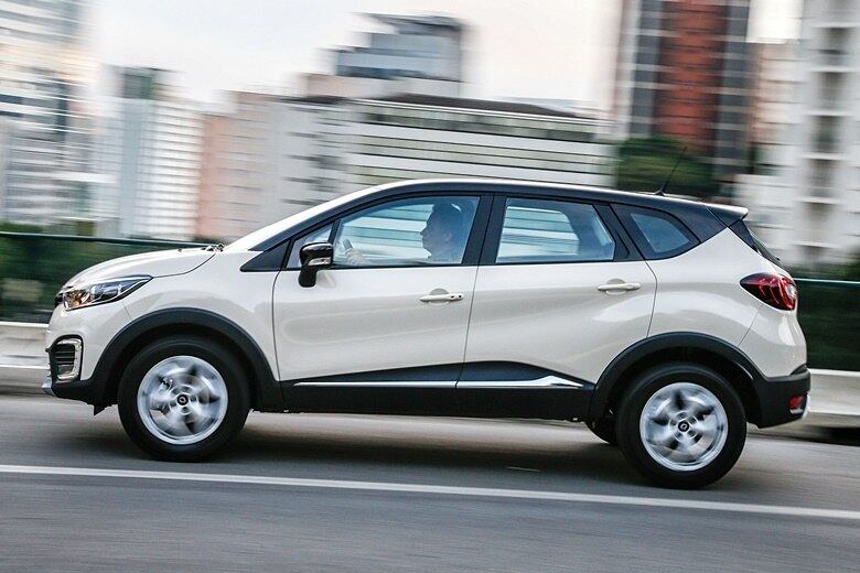 O Renault Captur estreia em duas versões de acabamento, com opção de teto flutuante (pintado em cor diferente) e cheio de equipamentos desde a entrada. Será o primeiro SUV compacto nacional a sair de fábrica com quatro airbags, ABS com EBD nos freios e controle eletrônico de estabilidade (ESP)