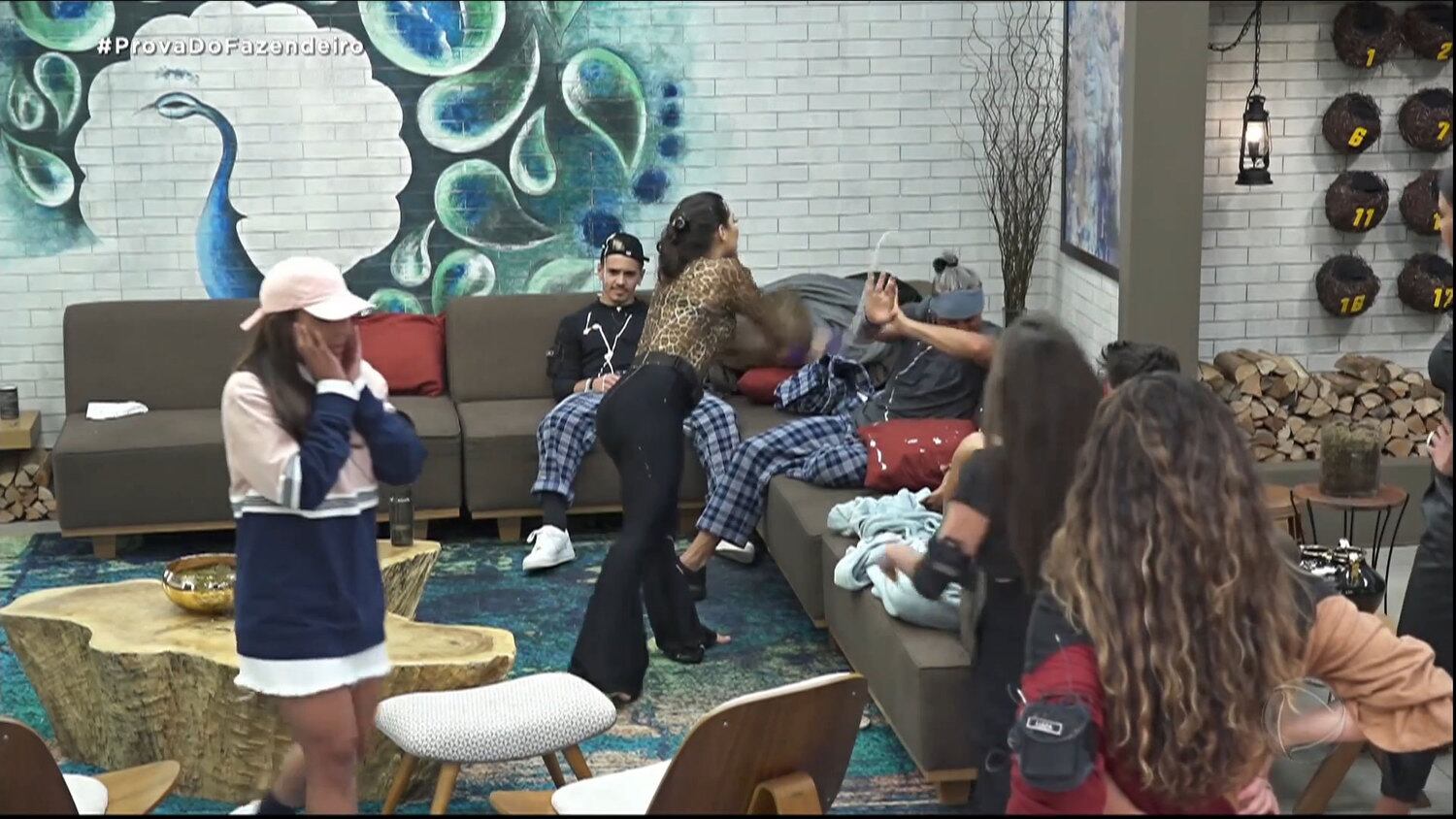 Vai creme? Após a formação da última Roça de setembro, com Raissa novamente na linha de fogo, a ex-Miss Bumbum buscou vingança contra os peões que votaram nela. Juliano, Cartolouco e Biel receberam um banho de creme hidratante! Cartolouco e Biel não retrucaram após o ataque, porém Juliano se alterou e não deixou barato. Ele foi atrás da peoa para tirar satisfações e uma nova treta estava formada!