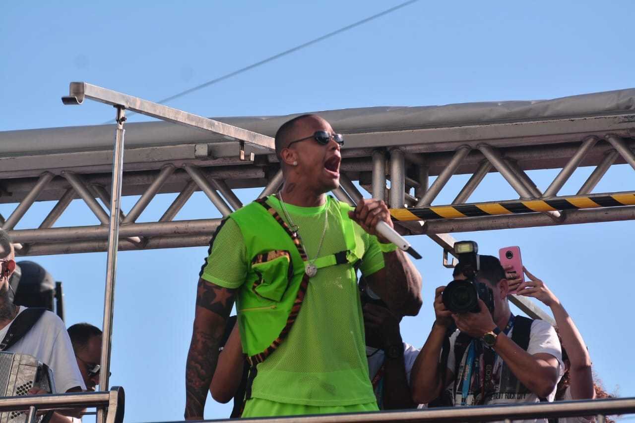 Acompanhado da noiva Lorena Improta, ele cantou os principais sucessos da carreira