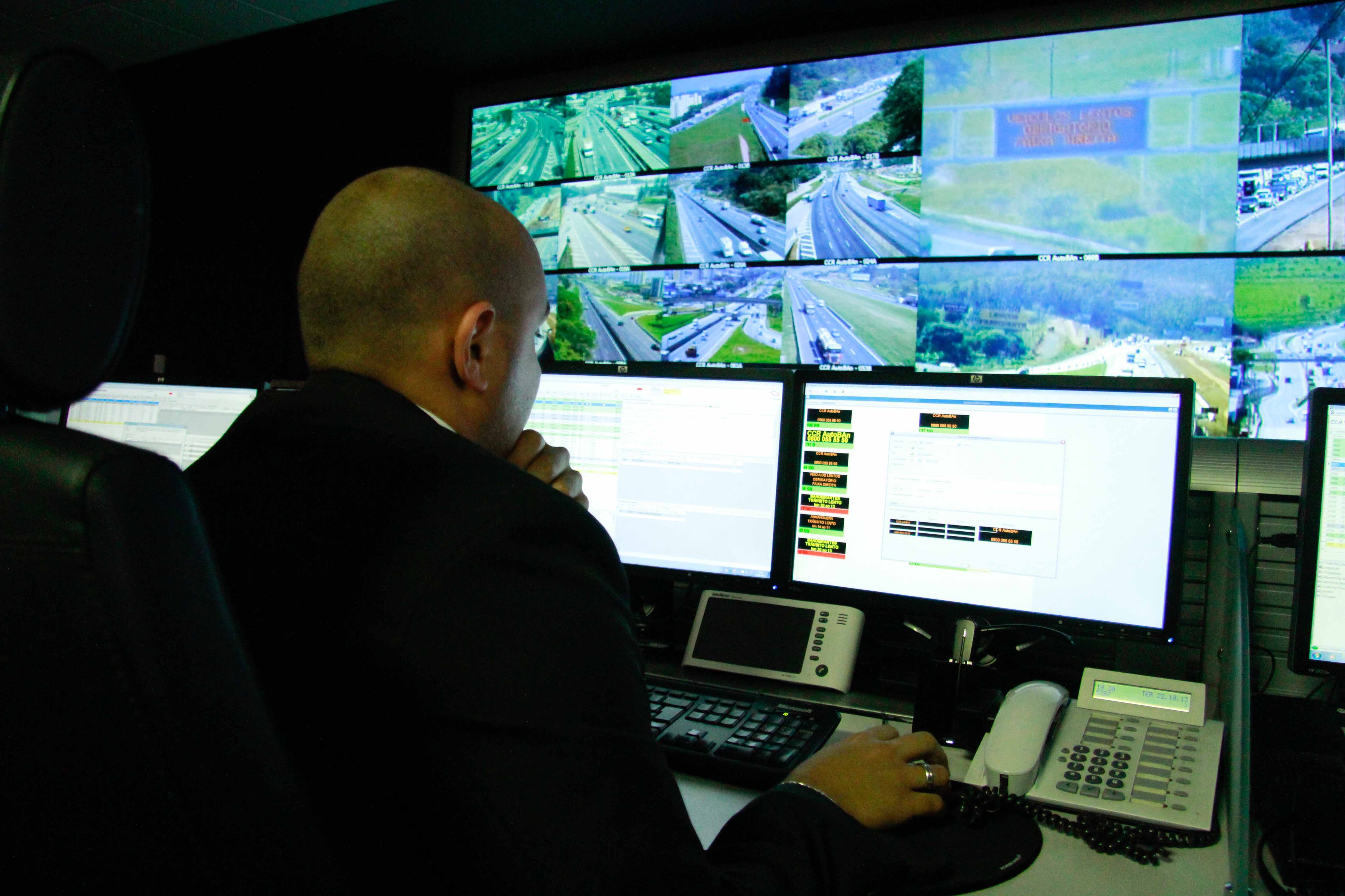 É no CCO também que são atualizados o site da concessionária e os painéis eletrônicos de orientação de tráfego, que informam pontos de congestionamento e ocorrências em geral. Como todo os sistema de comunicação na rodovia é feito por fibra ótica, a atualização das mensagens nos telões demora apenas um segundo