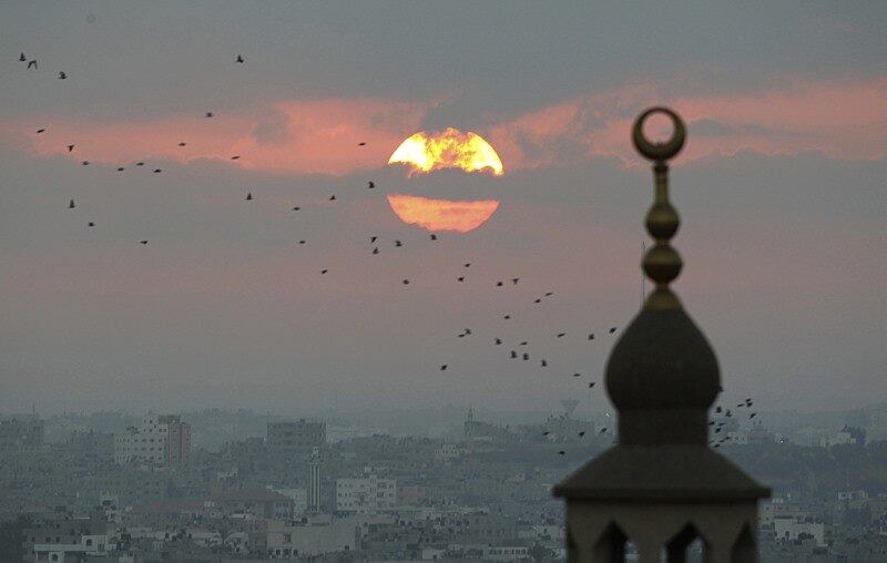 Pássaros voam durante nascer do
sol em Gaza