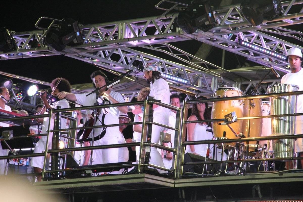 

Tudo novo!



Bell Marques apresentou, na madrugada
desta quarta-feira (5), sua carreira solo, no circuito Barra Ondina, em
Salvador. O cantor se despediu, neste ano, do grupo Chiclete com Banana

