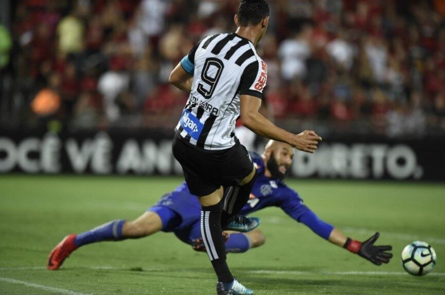 Talvez o último jogo marcante de Ricardo Oliveira antes de se transferir ao Galo. Em novembro, o Santos perdia para o Flamengo até o centroavante roubar a bola do goleiro Muralha e tocar para Bruno Henrique marcar. O Peixe virou e venceu o Rubro-Negro carioca por 2 a 1, ficando perto de uma vaga para a Libertadores 2018.