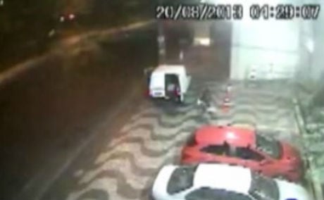 Toda a ação criminosa foi gravada por câmeras de segurança
