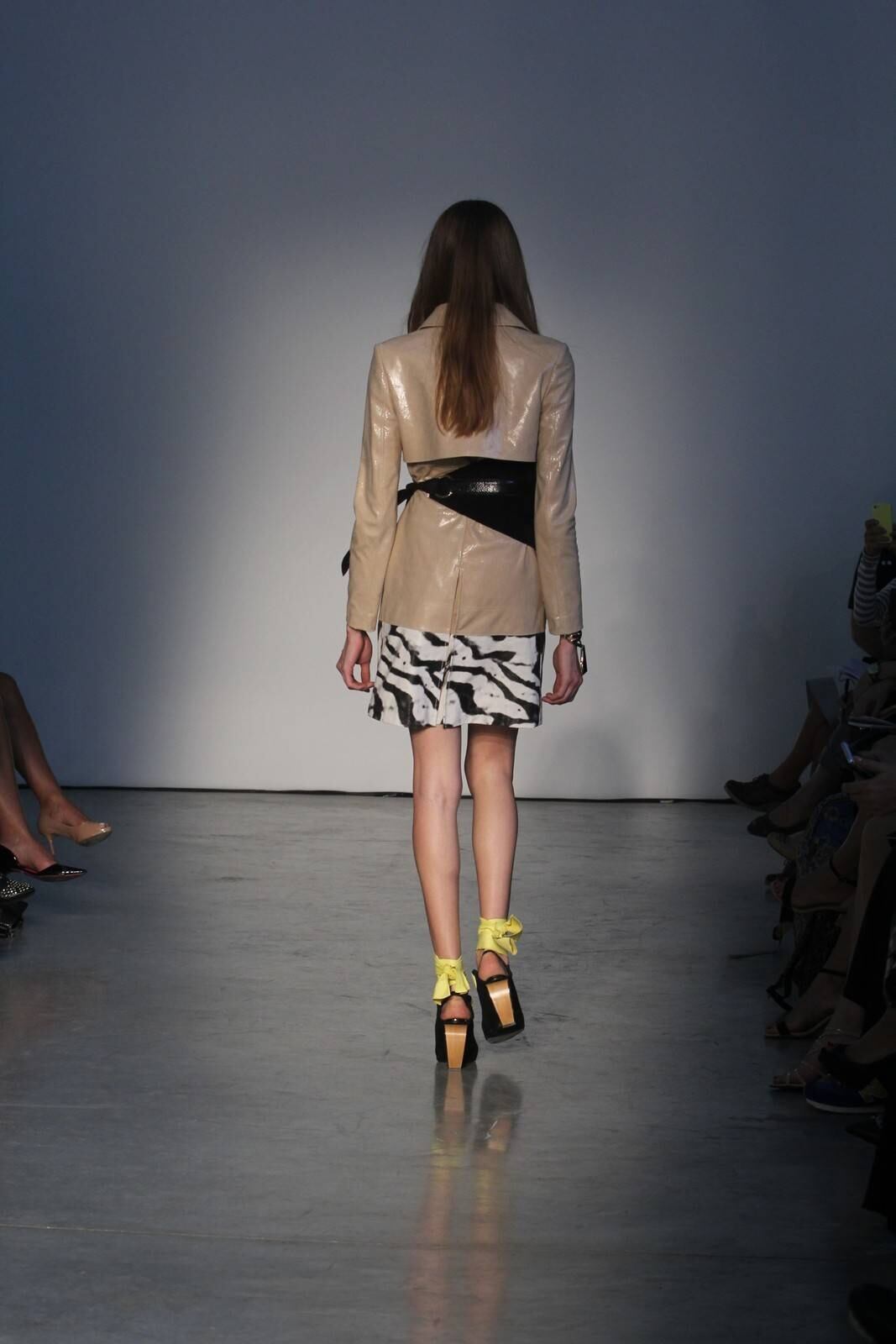 O segundo dia de desfiles da temporada inverno 2015 da São Paulo Fashion Week começou com a coleção do estilista Pedro Lourenço, nesta terça-feira (4). As modelos entraram na passarela após uma hora de atraso e vestiram peças feitas de diferentes materiais, que iam desde os trabalhos com paetês até detalhes com argolas de meta. Além dos casacos e saias que deram um ar sexy à coleção, as sandálias com saltos largos, arredondados e amarrações no tornozelo também foram destaque na passarela