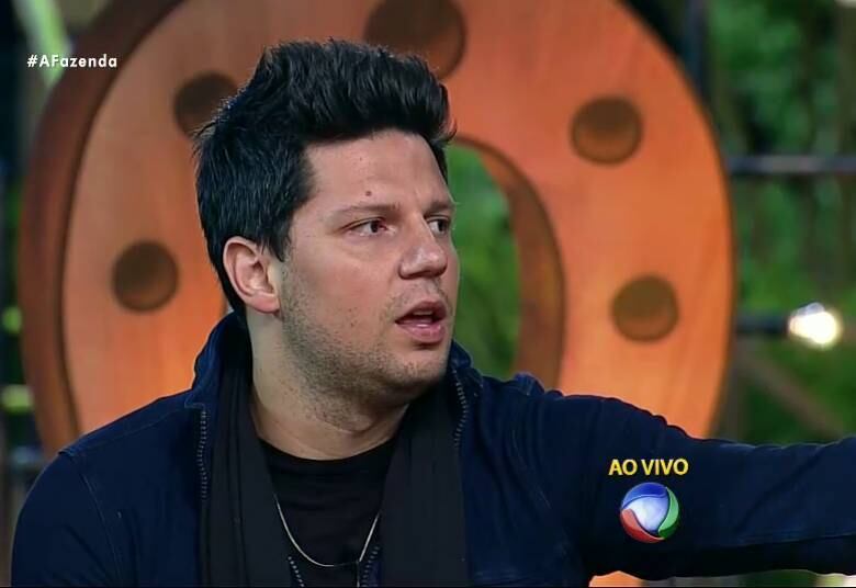 Apesar disso, Maria Dalva revelou que o filho não se arrepende da trajetória que traçou dentro do reality. 

— Ele não estava feliz. Mas satisfeito pelo dever cumprido. Ele disse: “Eu fui eu” 

Desistente de A Fazenda, Thiago Servo coleciona polêmicas na carreira musical