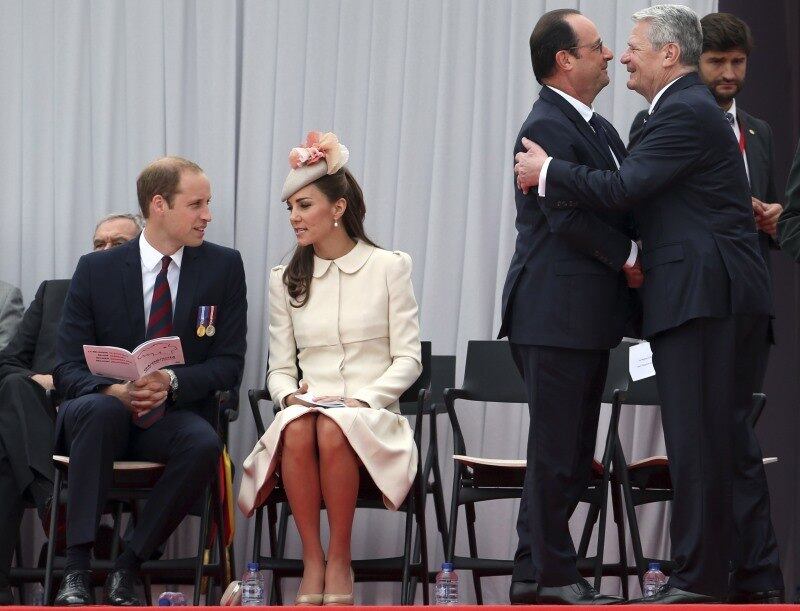 A família real também participou de uma cerimônia em Liège, na Bélgica, ao lado dos
presidentes frânces, François Hollande, e alemão, Joachim Gauck