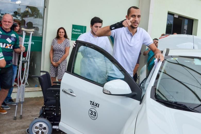 Neto acenou para os torcedores presentes antes de deixar o hospital no oeste catarinense