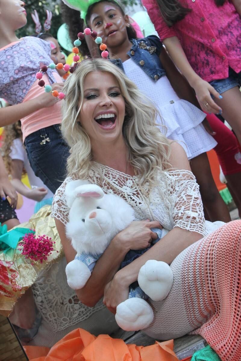 Karina Bacchi organiza super festa com distribuição de ovos