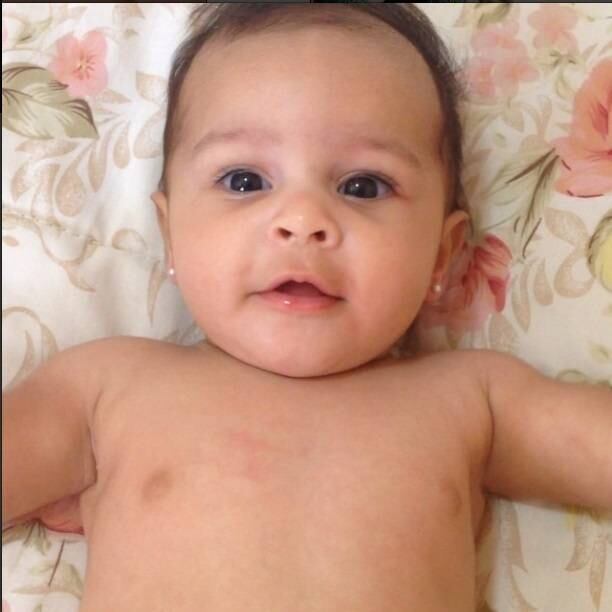Lara é fotogênica e faz muito sucesso na web. Ela é o
verdadeiro orgulho da mamãe, que não para de elogiar a filha nas redes sociais 