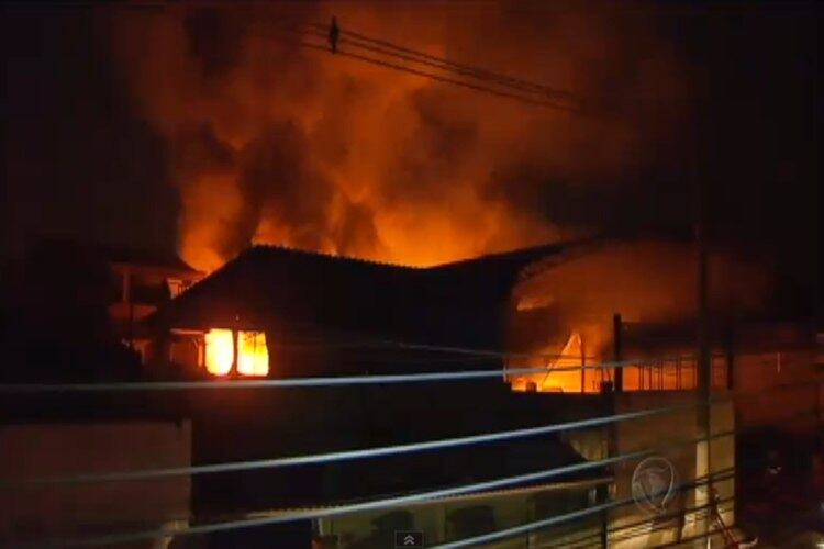 Altas labaredas assustaram moradores de casa próximas