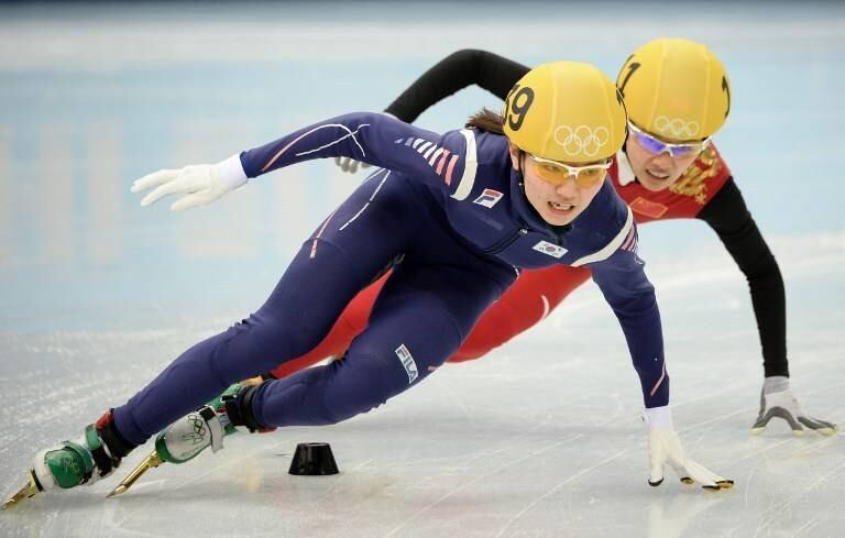 Já na patinação de velocidade, a Coreia do Sul foi a grande campeã do revezamento 3 mil metros graças a uma arrancada no fim. Segunda colocada, a equipe da China foi desclassificada por um toque irregular. Leia mais