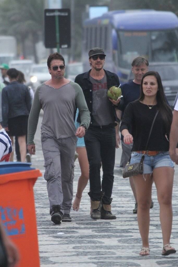 Gerard Butler caminha tranquilamente pela orla do Leblon