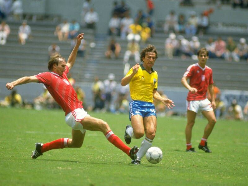 Zico, o maior dos jogadores brasileiros que não conquistou uma Copa, também demorou para fazer seu primeiro gol em Mundiais, aos 73 minutos do jogo contra o Peru, válido pela segunda fase em 1978. Somando-se o que ele havia atuado antes naquela Copa (90 minutos contra a Suécia, 83 contra a Espanha e seis contra a Áustria), chega-se a 252 minutos.
A conta, porém, poderia ser mais favorável ao Galinho, visto que ele fez um gol em cobrança de escanteio nos acréscimos da estreia contra a Suécia, mas o tento não foi validado porque o juiz encerrou o duelo quando a bola ainda estava no ar