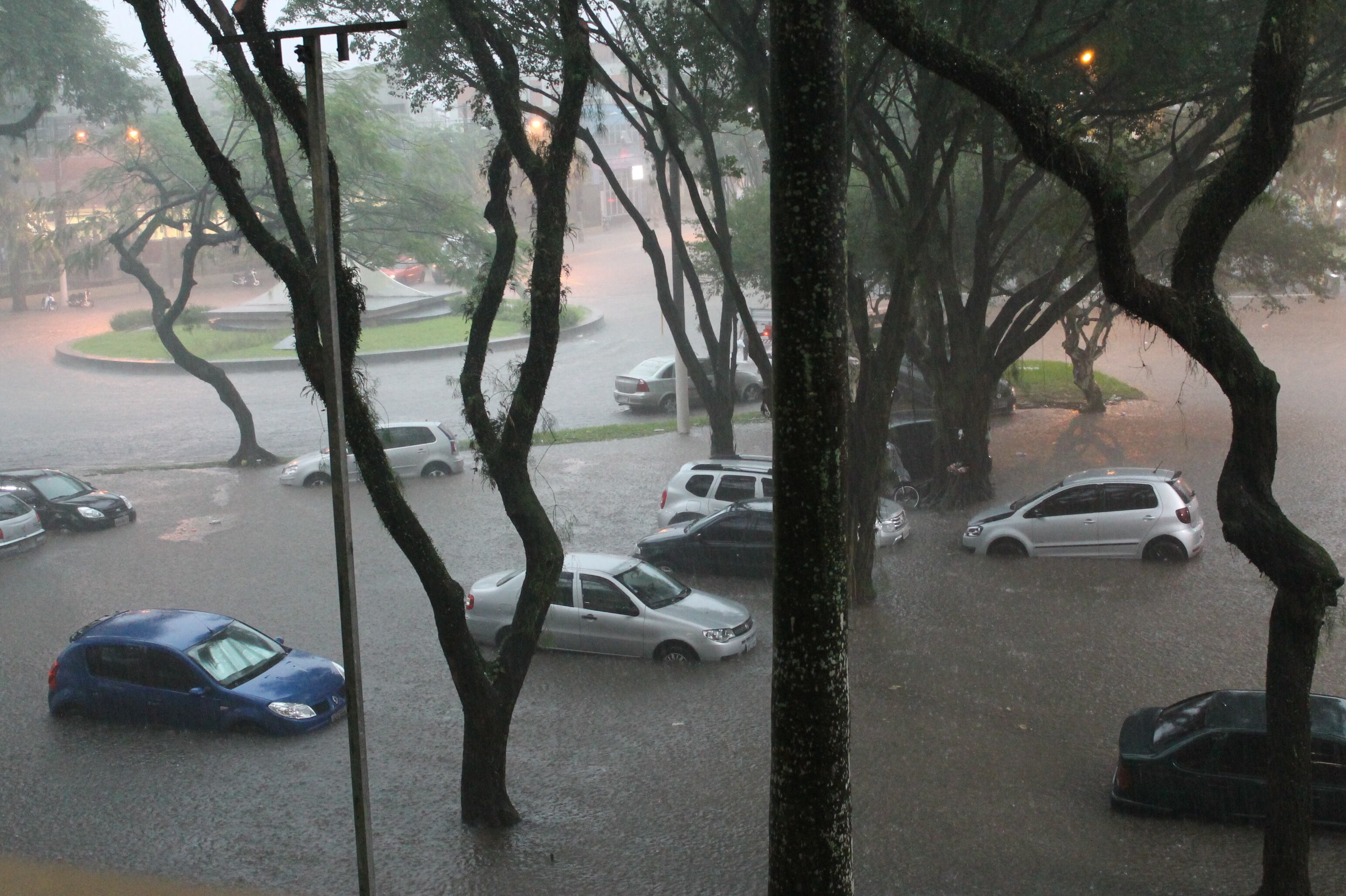 Moradores da cidade e funcionários públicos se mobilizam para ajudar os
necessitados com doações de alimentos, produtos de higiene pessoal,
roupas e sapatos