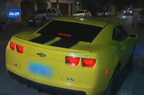 Polícia suspeito de garoto na direção de Camaro amarelo