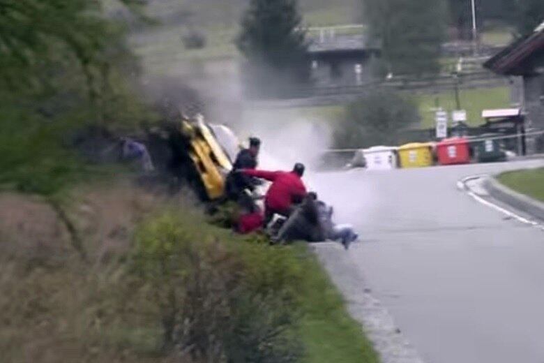 O carro vai beirando a encosta da pista e fica por um momento de lado — ainda bem que dá tempo e uma das pessoas saírem do caminho

Saiba tudo sobre carros! Acesse www.r7.com/carros
