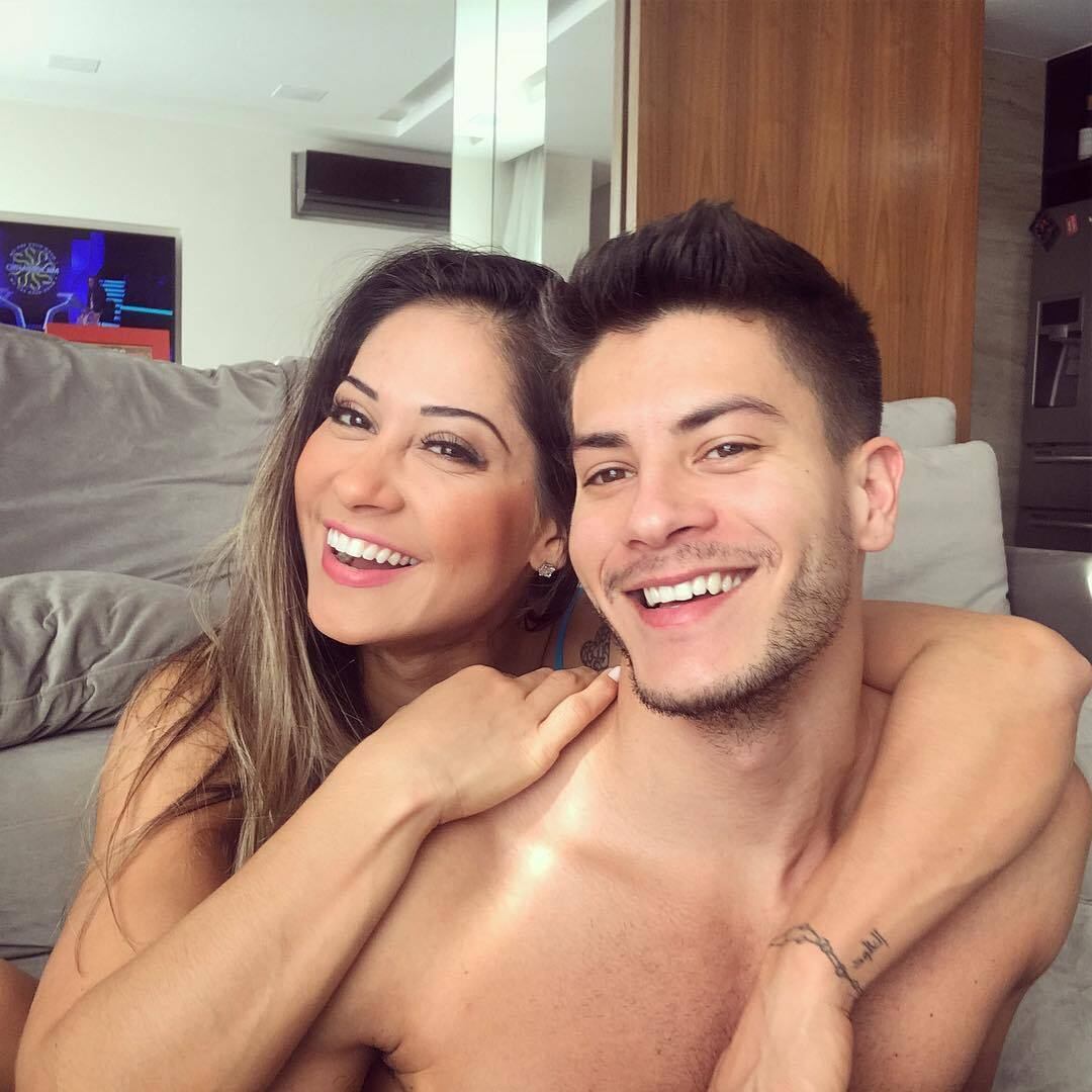 Mayra e Arthur estão em Búzios, no Rio de Janeiro, comemorando o primeiro aniversário de namoro