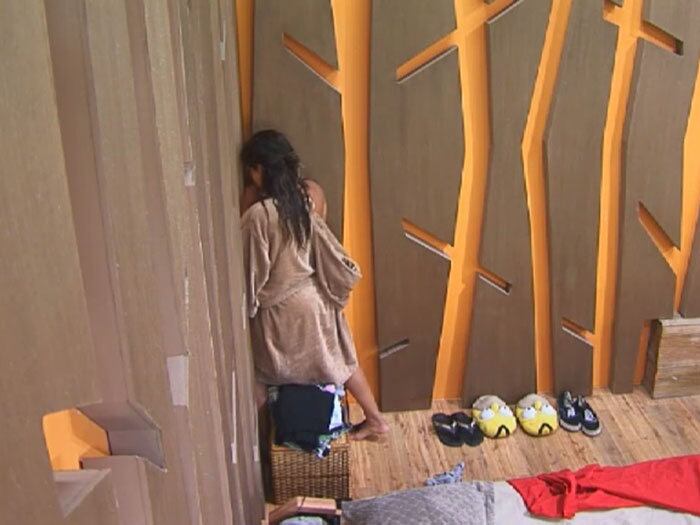 A ex-panicat respondeu
— Porque eu fui no desespero pra dançar!
+ Relembre os convidados especiais da Fazenda
+ DH dispara para Babi: "Você foi rasteira"
+ Reconciliação? "Eu já tentei me aproximar de você", fala Babi para Leo
+ DH Silveira diz que tem bom coração, mas Heloisa "usou e rasgou"
+ Causou revolta! Pepê e Neném flagram Andréia conversando sobre peões
+ Será? Heloisa afirma que DH tentou se reaproximar dela
+ Babi tem certeza que vai para a Roça com DH
+ Da amizade ao ódio. Entenda como DH e Helô viraram inimigos declarados