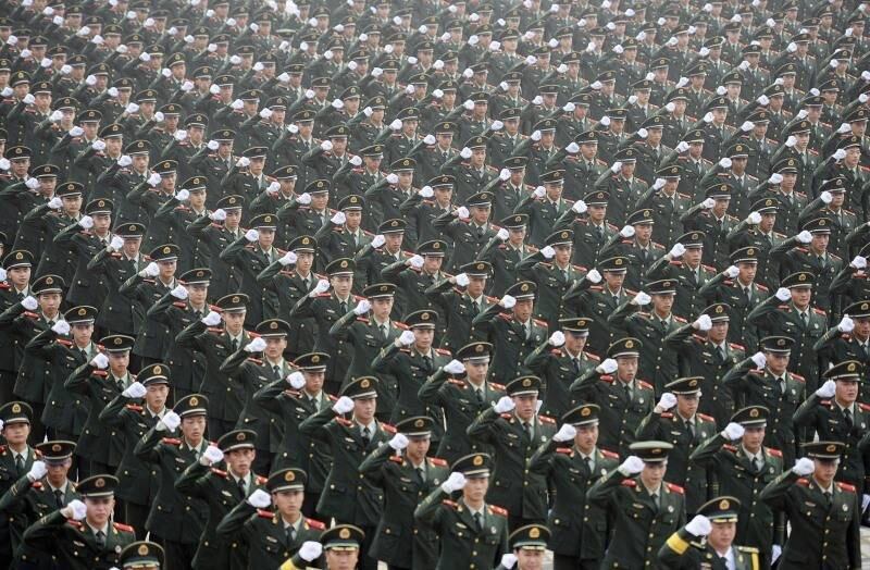 Policiais paramilitares batem continência durante juramento
para garantir a segurança dos Jogos Olímpicos da Juventude de Nanquim, na China, que ocorrerão em agosto