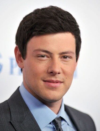 Cory Monteigh foi encontrado morto no último fim de semana em
seu quarto de hotel em Vancouver, no Canadá. O ator, de apenas 31 anos, fez
grande sucesso ao interpretar o personagem Finn Hudson no seriado Glee. Cory
tinha problemas com drogas, mas estava se recuperando após uma temporada em uma
clínica de reabilitação. O ator não é o único no universo das celebridades que
causou espanto com a morte misteriosa. Relembre outros casos